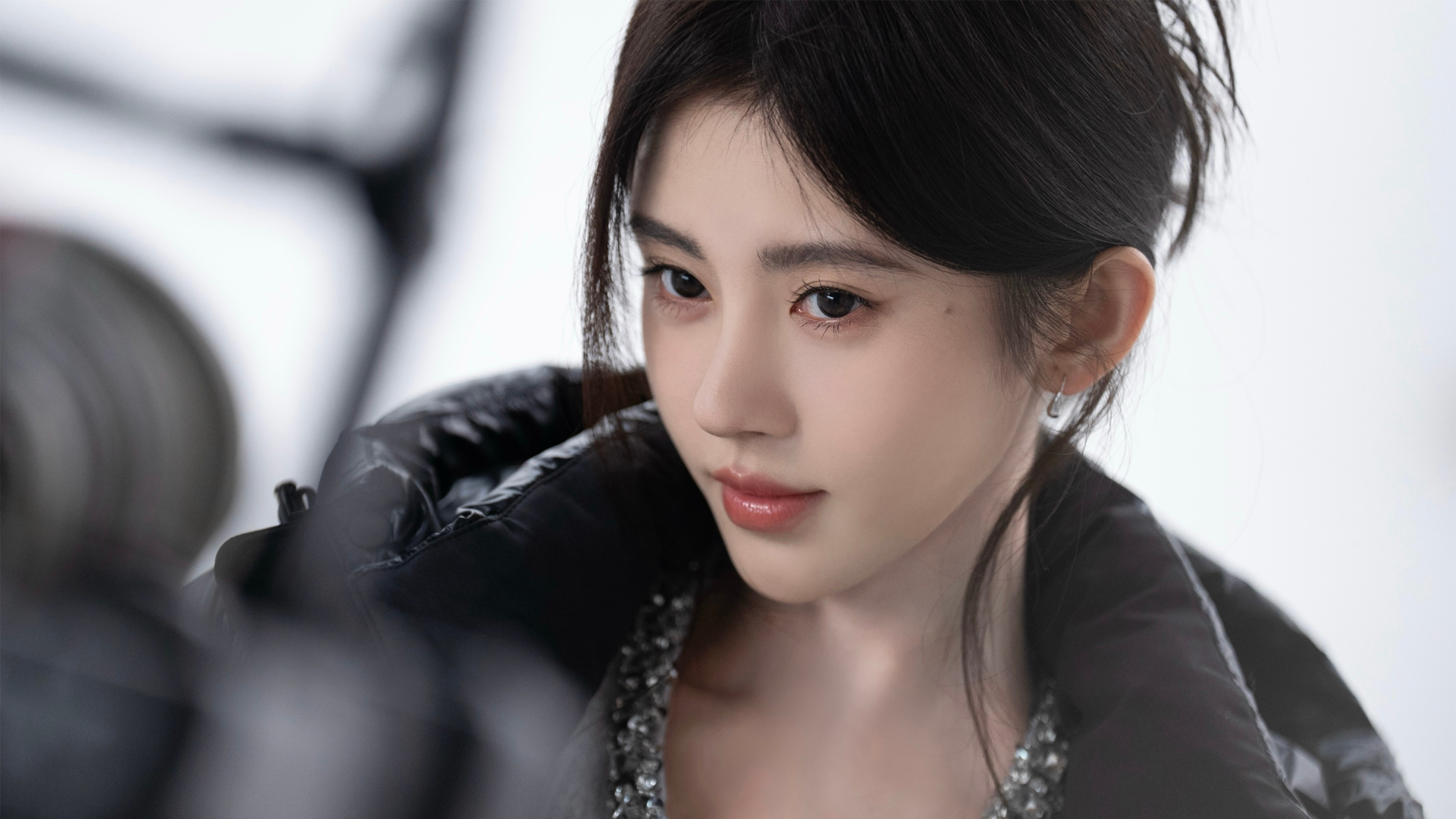 穿黑色外套的气质美女鞠婧祎