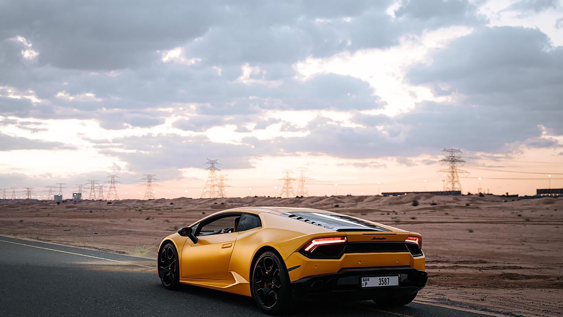 黄色兰博基尼跑车