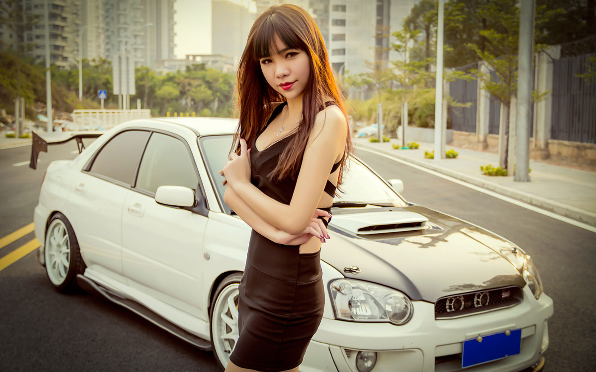 红唇长腿车模献吻斯巴鲁翼豹（2）