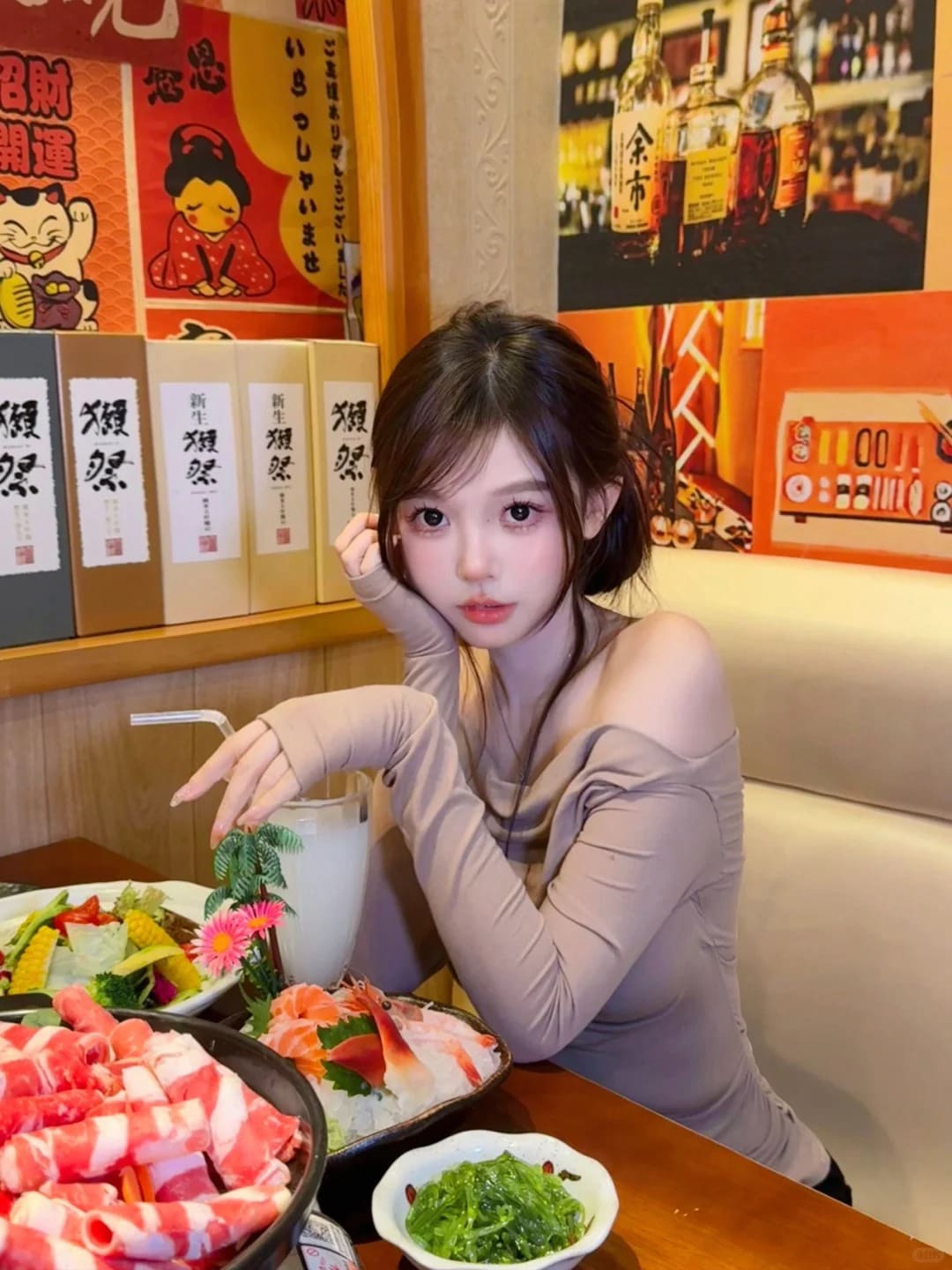 钟曼菲_ZMF：拍照吃饭两不误
