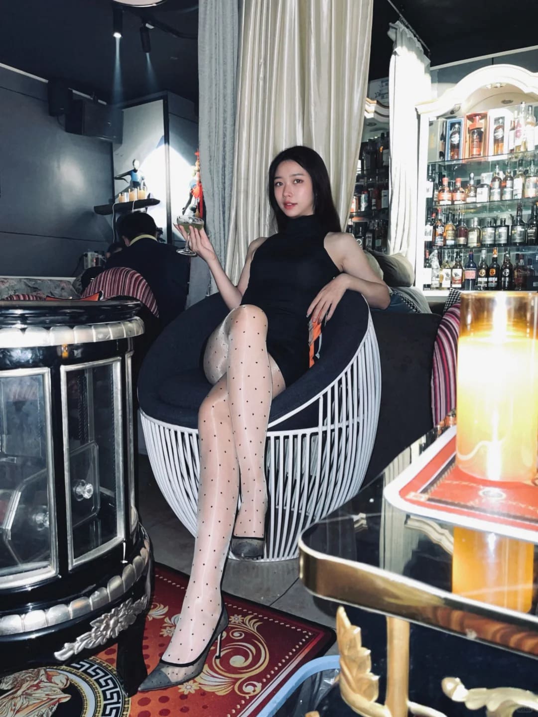 Miko娜娜：波点与酒