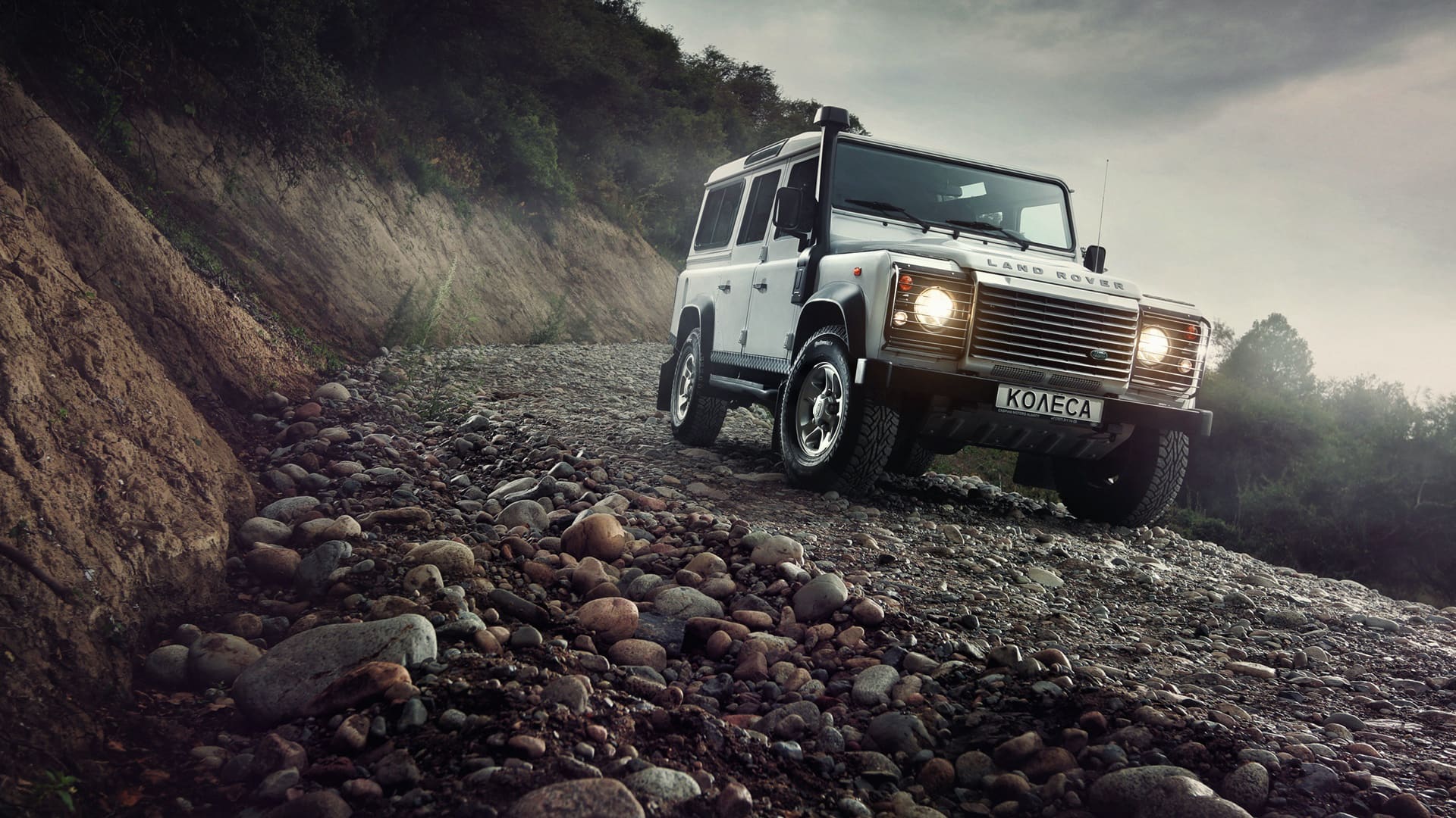 2015超酷路虎卫士越野车高清精美桌面壁纸（1）