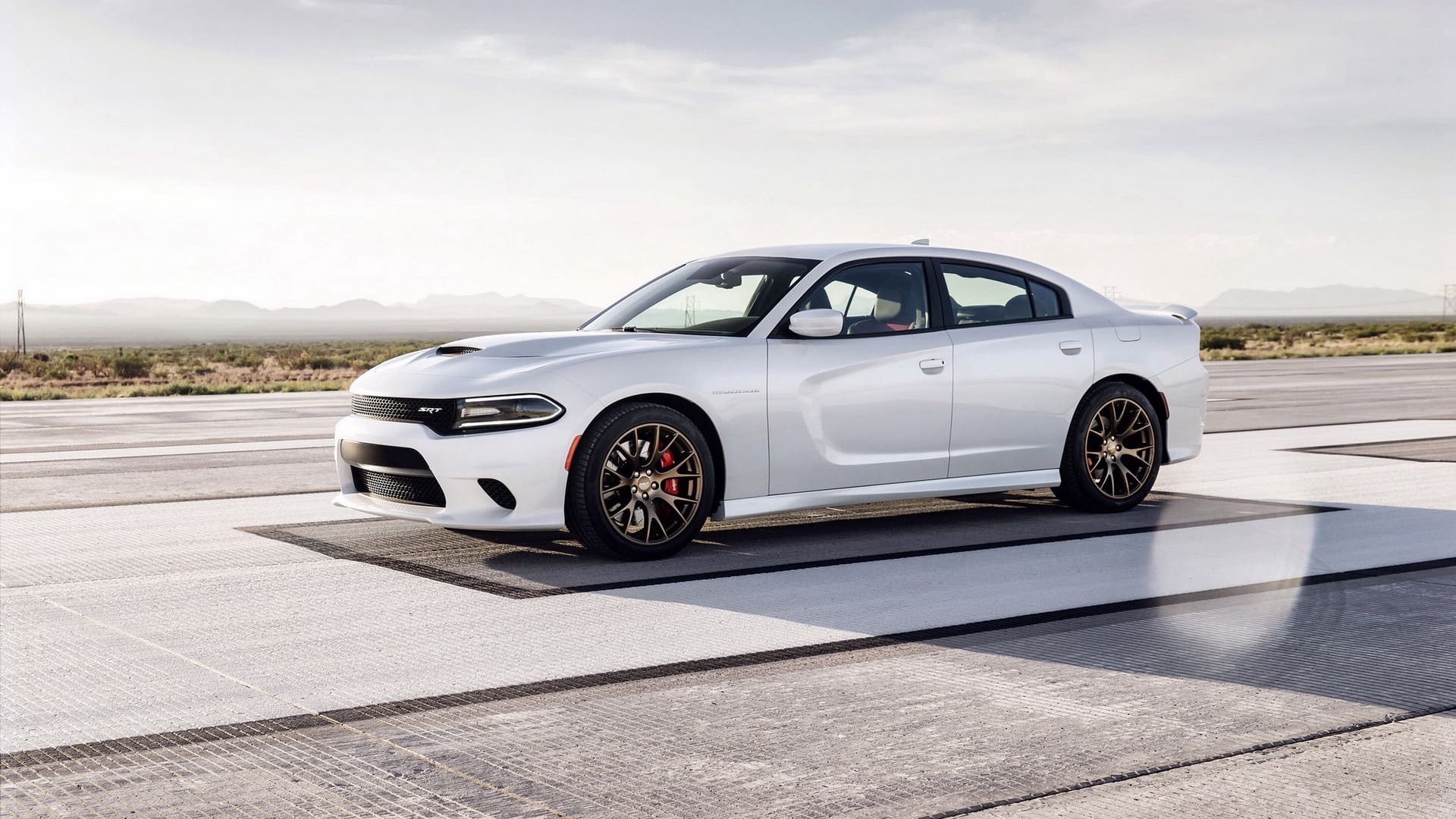 2015款道奇白色跑车桌面壁纸（2）