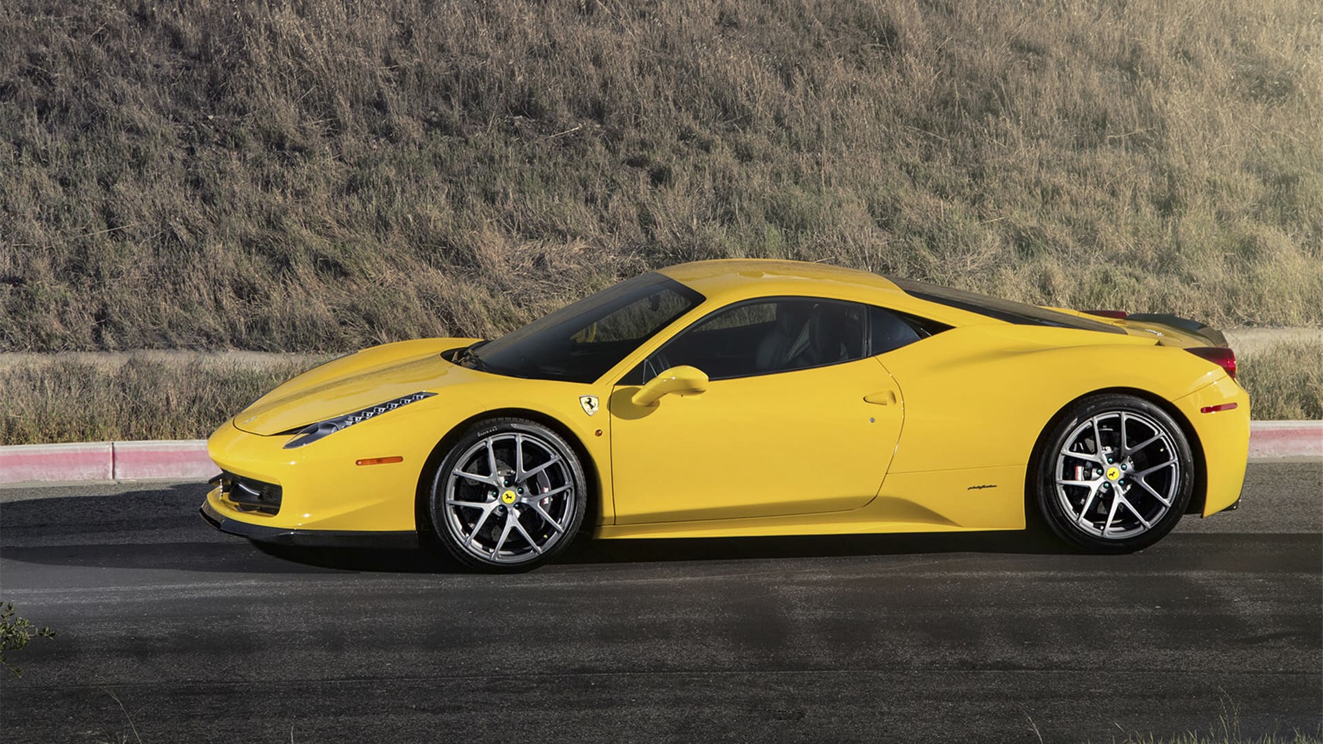 2015款黄色法拉利458超级跑车高清桌面壁纸（1）