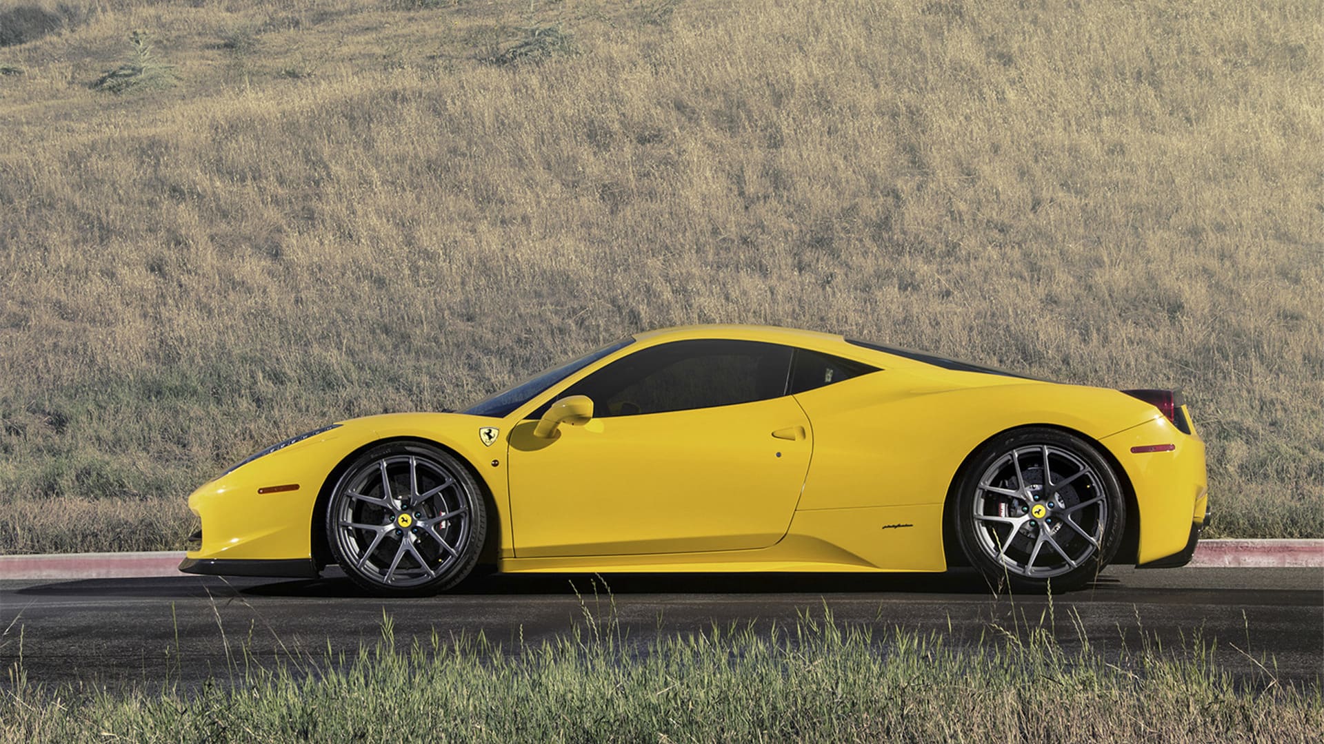 2015款黄色法拉利458超级跑车高清桌面壁纸（2）