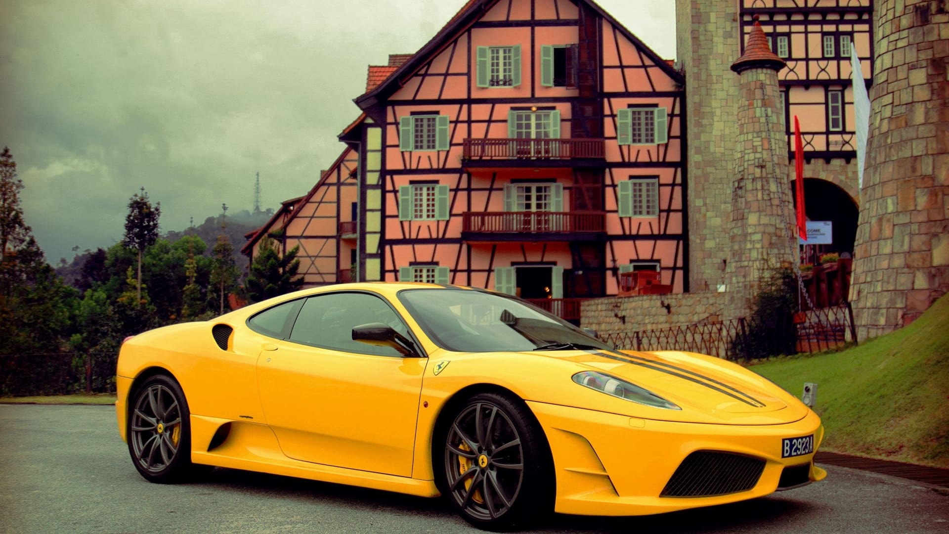 炫酷名车法拉利经典跑车图片桌面壁纸（1）