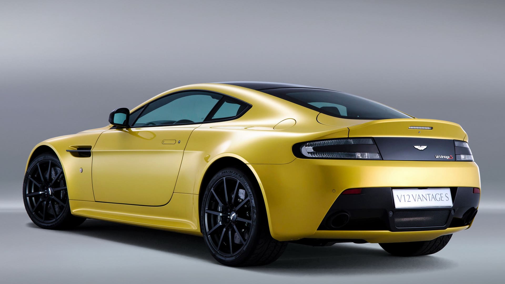 个性炫酷跑车阿斯顿马丁V12 Vantage S桌面壁纸（1）