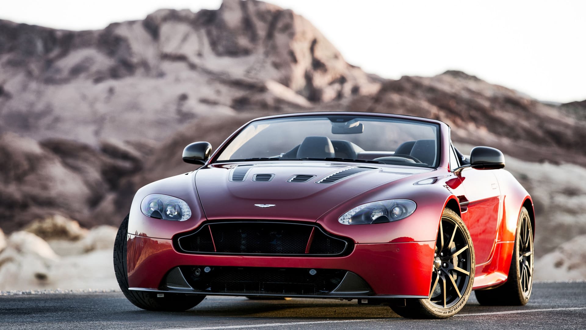 超酷跑车阿斯顿·马丁V12 Vantage S酷炫桌面壁纸（1）