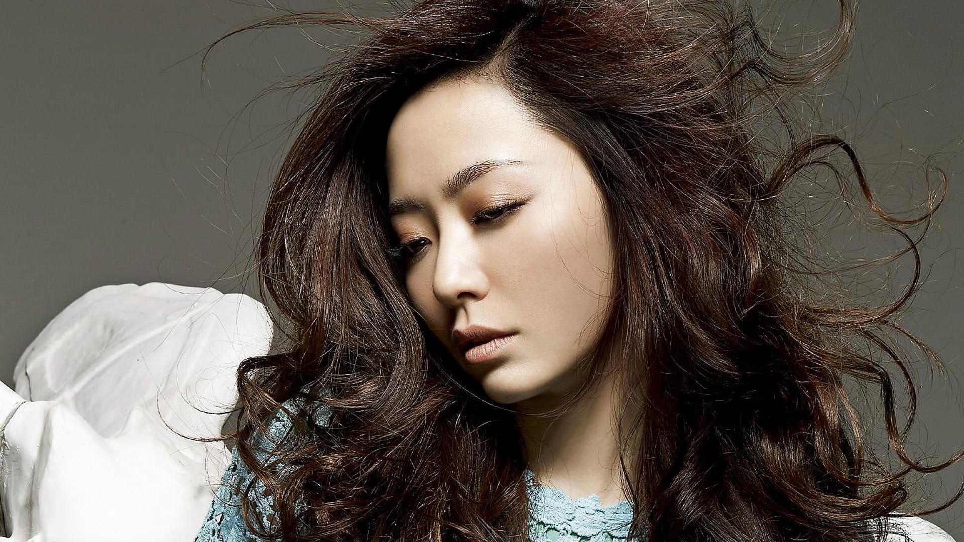 张靓颖性感御姐范儿唯美复古时尚写真桌面壁纸（1）